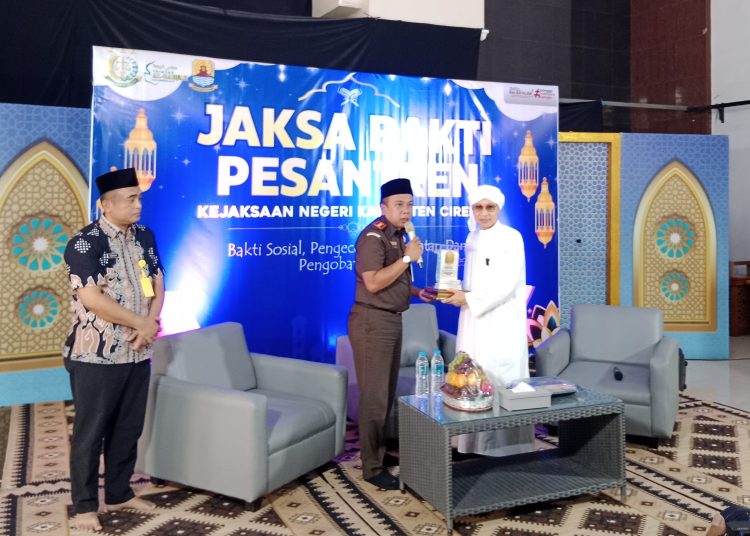 Kepala Kejaksaan Negeri Kabupaten Cirebon, Yudhi Kurniawan, saat memberikan sambutan dalam kegiatan "Jaksa Bakti Pesantren" di Pondok Pesantren Al-Bahjah, Cirebon, Jumat (14/2/2025)./* (foto: M. Rahmat) 