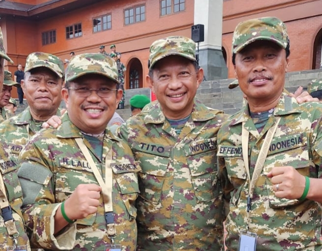 Wali Kota Cirebon Effendi Edo (kanan) berfoto bersama dengan Menteri Dalam Negeri Tito Karnavian (tengah) dan kepala daerah lainnya dalam Retret Pembekalan di Magelang, Sabtu (22/2/2025).*