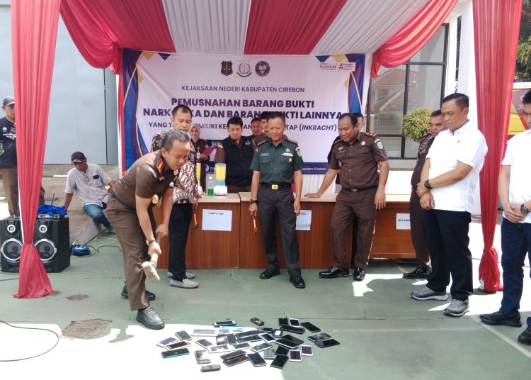 Kepala Kejaksaan Negeri Kabupaten Cirebon, Yudhi Kurniawan bersama Forkopimda secara simbolis memusnahkan barang bukti kejahatan yang sudah berkekuatan hukum tetap di halaman Kejaksaan setempat, Kamis (27/2/2025). /* (foto: M. Rahmat) 