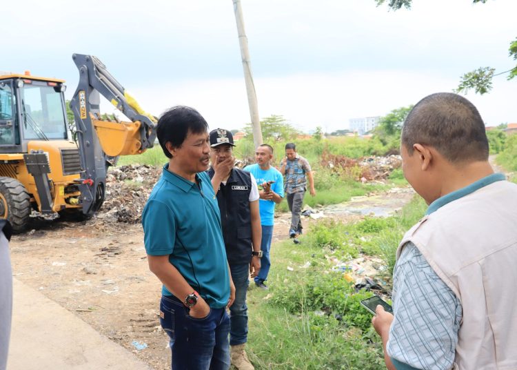 Wali Kota Cirebon Effendi Edo tinjau penertiban sampah liar di wilayah Kesenden, Minggu (16/3/2025).*