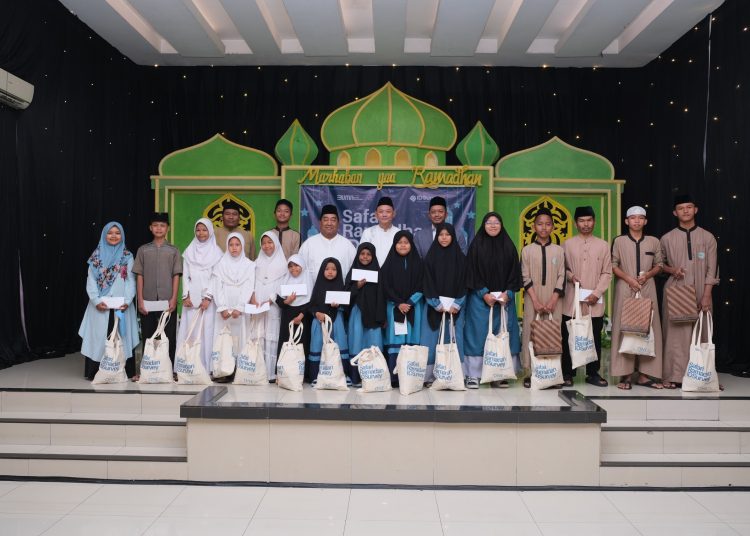 Safari Ramadhan IDSurvey 2025 melaksanakan kegiatan kepedulian sosial bagi anak-anak yatim panti asuhan di wilayah Cirebon, Senin (3/2/2025).*