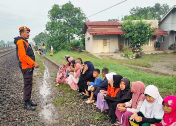 Ngabuburit di Jalur Rel Berbahaya, KAI Daop 3 Cirebon Ingatkan Warga