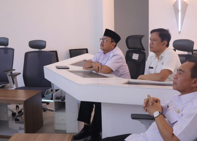 Bupati Cirebon, Imron dalam kegiatan IPKD melalui Monitoring Center for Prevention (MCP) 2025 secara virtual di Command Center, Sekretariat Daerah Kabupaten Cirebon, pada Rabu (5/3/2025)./* (foto: Diskominfo) 