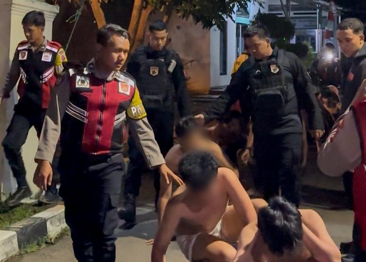 Belasan remaja yang sempat membuat onar di jalanan diamankan Tim Patroli Raimas Macan Kumbang 852 Polresta Cirebon, Senin (10/3/2025)./* (foto: Humas Polresta) 