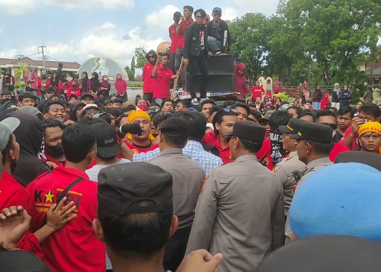 Seribuan Karyawan PT Yihong Novitex Cirebon yang diberhentikan melakukan aksi unjuk rasa di depan kantor Bupati Cirebon, Selasa (11/3/2025). /* (foto : M. Rahmat) 