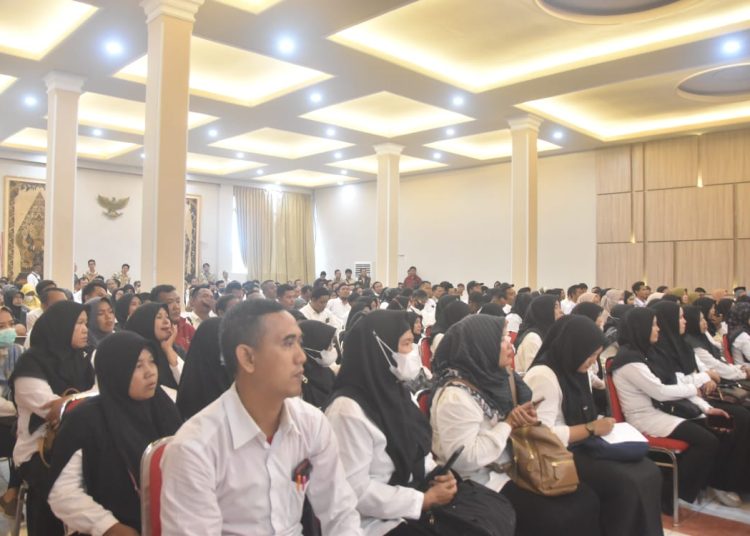 Pemkab Cirebon akan terus memperjuangkan nasib P3K 2024, dalam audiensi dengan perkumpulan non-ASN di Ruang Nyimas Gandasari, Sekretariat Daerah Kabupaten Cirebon, pada Kamis (13/3/2025)./* (foto: Prokompim)