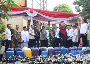 Polresta Cirebon Musnahkan Ribuan Botol Miras, Tekan Peredaran dan Cegah Kriminalitas di Bulan Ramadan