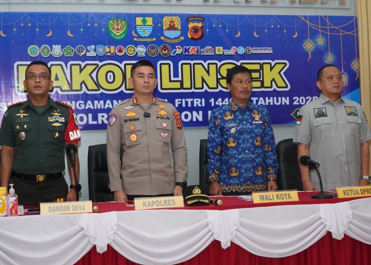 Wali Kota Cirebon, Effendi Edo, bersama unsur Forkopimda dan sejumlah kepala perangkat daerah Kota Cirebon, menghadiri rapat koordinasi lintas sektoral yang digelar di Polres Cirebon Kota pada Senin (17/3/2025).***