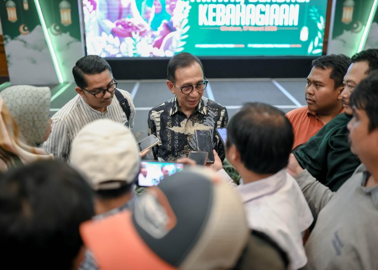 Wakil Direktur Utama Cirebon Power, Joseph Pangalila, saat diwawancara sejumlah wartawan usai acara buka bersama insan pers di hotel bentani Kota Cirebon, Senin (17/3/2024)./* (foto: M. Rahmat)