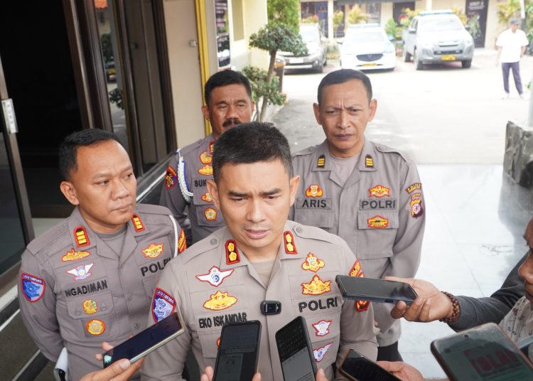 Kapolres Cirebon Kota AKBP Eko Iskandar saat diwawancara oleh sejumlah wartawan di Mapolres Cirebon Kota, beberapa waktu lalu.*