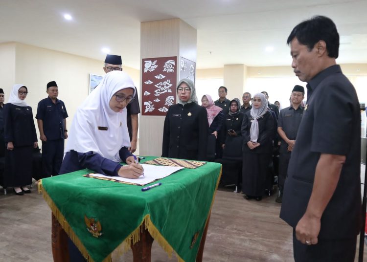 Wali Kota Cirebon Effendi Edo melantik sejumlah Pengawas Sekolah di Balaikota Cirebon, Selasa (17/3/2025).*