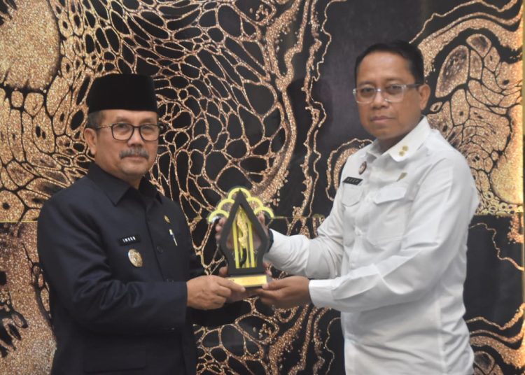 Penyerahan sertifikat bentuk pengakuan hukum atas 67 motif batik khas Cirebon dari Kemenkumham kepada Pemkab Cirebon, Rabu (19/3/2025). /* (foto: Prokompim)