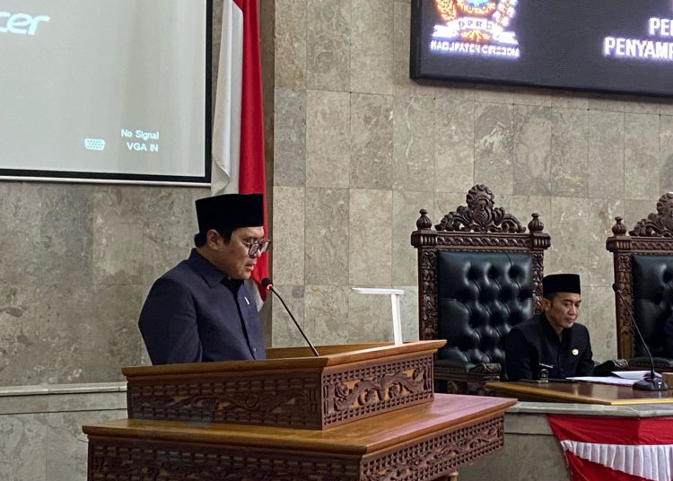 Wakil Ketua DPRD Kabupaten Cirebon, H.R. Hasan Basori, saat membacakan dokumen dalam rapat paripurna dengan agenda persetujuan Raperda dan penyampaian Pokir DPRD Tahun 2026, di ruang sidang paripurna,Rabu (19/3/2025)./* (foto: M. Rahmat)
