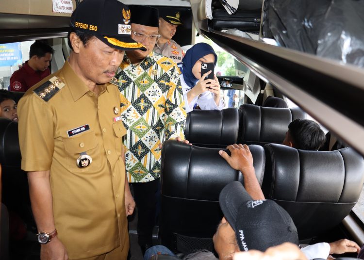 Wali Kota Cirebon Effendi Edo melakukan monitoring ramp check kendaraan di Terminal Harjamukti, Kamis (20/3/2025).*