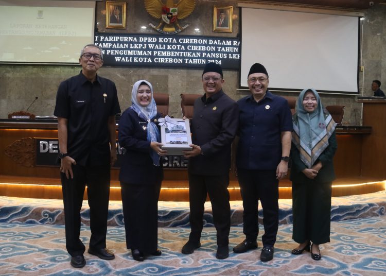 Wakil Wali Kota Siti Farida Riswamati menyampaikan LKPJ 2024 dalam Rapat Paripurna DPRD, Jumat (21/3/2025).*