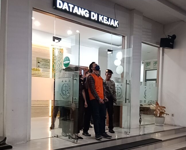 Eks pegawai bank plat merah di Cirebon saat dilakukan penahanan dalam kasus korupsi KUR dan Kupedes oleh Kejaksaan Negeri Kabupaten Cirebon, Selasa (11/3/2025). /* (foto: M. Rahmat) 