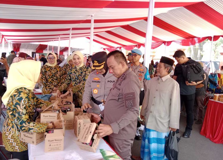 Kajari Kabupaten Cirebon, Yudhi Kurniawan dan jajaran Forkopimda saat meninjau bazar sembako murah Ramadan di halaman kantor Kejaksaan setempat, Kamis (20/3/2025)./* (foto: M. Rahmat) 