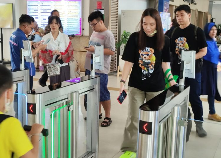 KAI Daop 3 Cirebon terapkan face recognition untuk mempermudah boarding dengan cukup sekali pindai wajah./* (foto: Humas KAI) 
