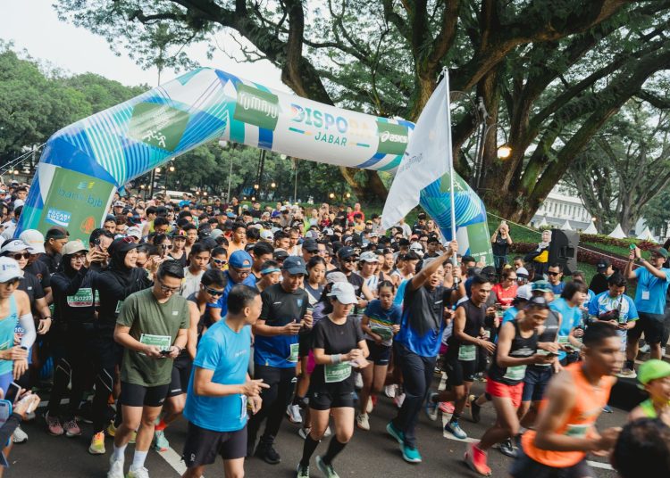 Ribuan pelari padati Kota Bandung dalam Yumaju BerlebaRun 2025 yang didukung bank bjb, Minggu (6/4/2025). /* (foto: humas bank bjb) 