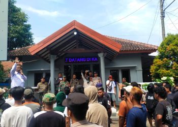 Warga Desak Kuwu Sampiran Mundur Usai Kasus Keracunan Massal dan Tuntut Transparansi