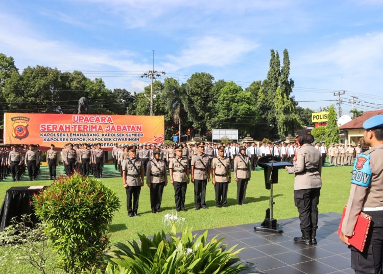 Kapolresta Cirebon pimpin sertijab empat Kapolsek dengan menegaskan komitmen Pengabdian bagi masyarakat dalam apel di halaman Mapolresta Cirebon, Senin (14/4/2025). /* (foto: Humas Polresta) 