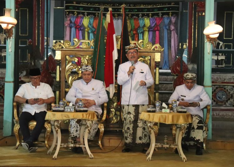Pemkab Cirebon melakukan tradisi napak tilas sejarah, dalam membangkitkan semangat perjuangan di Hari Jadi ke-543 tahun 2025 di Keraton Kasepuhan Cirebon./* (foto: Prokompim) 