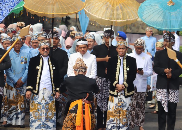 Gubernur Jawa Barat, Dedi Mulyadi, didampingi Bupati Cirebon Imron dan Wakil Bupati Agus Kurniawan Budiman, saat masuk ke gedung DPRD dalam gelaran rapat paripurna hari jadi Kabupaten Cirebon ke-543, Senin (21/4/2025). /* (foto: M. Rahmat)