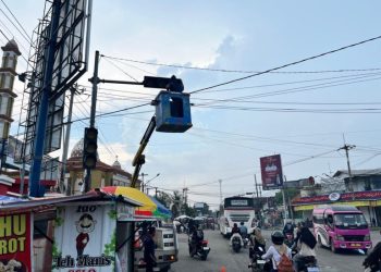 Perbaiki Lampu Lalin Rusak di Pabuaran, Dishub  Butuh Tambahan Crane