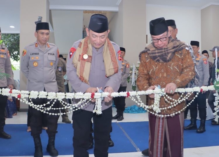 Kapolri Jenderal Listyo Sigit Prabowo saat melakukan kunjungan silaturahmi dan peresmian Pondok Pesantren Al Inaaroh Al Hikam di lingkungan Buntet Pesantren, Kabupaten Cirebon, Selasa (22/4/2025)./* (foto: Humas Polresta Cirebon)