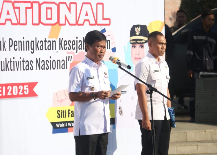 WALI KOTA Cirebon, Effendi Edo saat memimpin Apel Peringatan Hari Buruh Internasional (May Day) Tingkat Kota Cirebon Tahun 2025 di Grage City Mall, Kamis (1/5/2025).* Foto: Humas Pemkot Cirebon