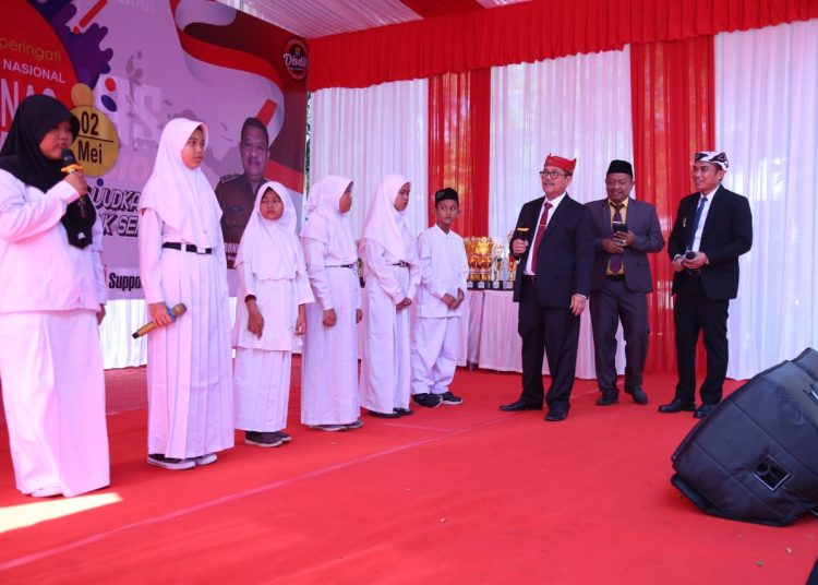 Pemkab Cirebon menggelar upacara peringatan Hardiknas tahun 2025 di Stadion Ranggajati, Kecamatan Sumber, pada Jumat (2/5/2025)./* (foto: Prokompim)