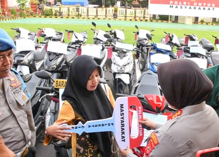 Polresta Cirebon saat mengungkap kasus Curanmor di wilayah hukumnya, dalam konfrensi pers di Mapolresta, Rabu (14/5/2025)./* (foto: Humas Polresta)
