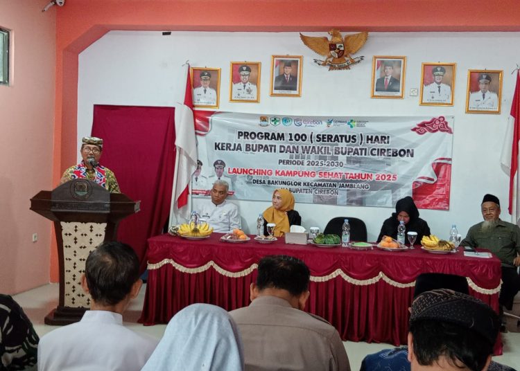 Bupati Cirebon, Imron meluncurkan Program Kampung Sehat di Desa Bakung Lor, Kecamatan Jamblang, Kabupaten Cirebon, Kamis (15/5/2025)./* (foto: M. Rahmat)
