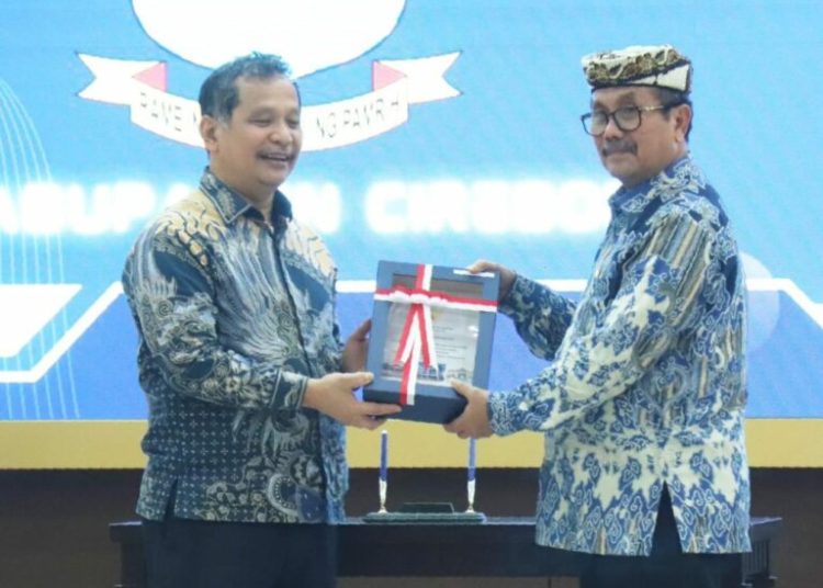 Bupati Cirebon, Imron, saat menerima penghargaan opini WTP dari BPK RI di Auditorium BPK RI Perwakilan Jawa Barat, Jumat (23/5/2025)./* (foto: Diskominfo) 