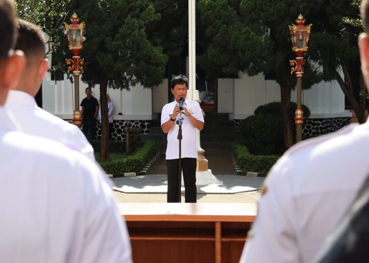 Wali Kota Cirebon, Effendi Edo saat memimpin apel pagi dalam rangka penandatanganan Pakta Integritas dan Perjanjian Kinerja di halaman Balai Kota, Rabu (30/4/2025).* Foto: Humas Pemkot Cirebon