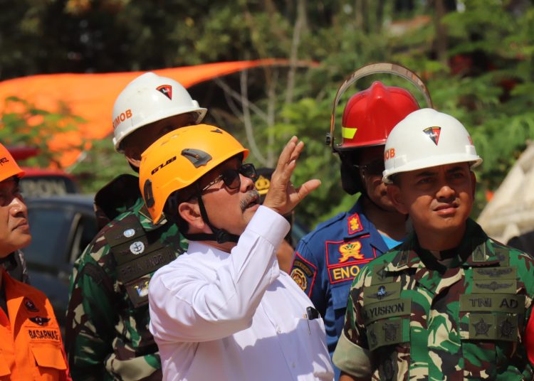 Bupati Cirebon, Imron bersama Forkopimda saat meninjau tim gabungan pencarian korban longsor di galian gunung kuda, Desa Cipanas, Kecamatan Dukupuntang, Senin (2/6/2025)./* (foto: M. Rahmat)