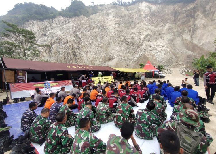 Tim gabungan lintas instansi saat menggelar doa bersama di lokasi longsor gunung kuda, Desa Cipanas, Kecamatan Dukupuntang, Kabupaten Cirebon, Selasa (3/6/2025)./* (Humas Polresta Cirebon) 