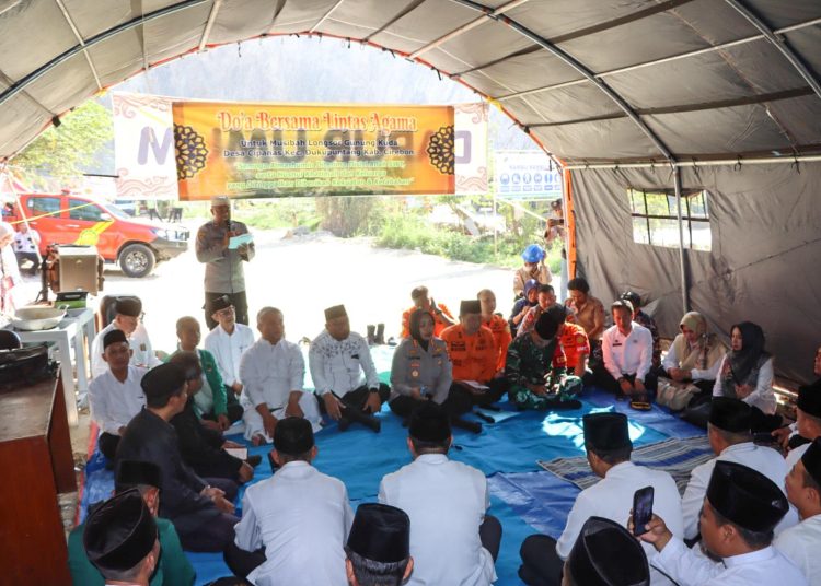 FKUB dari enam agama saat menggelar doa bersama bagi para korban longsor di kawasan Galian C Gunung Kuda, Desa Cipanas, Kecamatan Dukupuntang, Kabupaten Cirebon, Rabu (4/6/2025)./* (foto: Humas Polresta) 