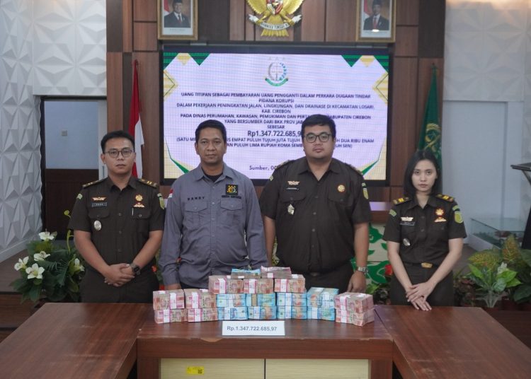 Kejaksaan Negeri Kabupaten Cirebon menerima uang titipan senilai Rp1,3 miliar lebih dari para tersangka kasus proyek jalan dan drainase di wilayah hukumnya, Kamis (5/6/2025). /* (foto: Humas Kejari) 