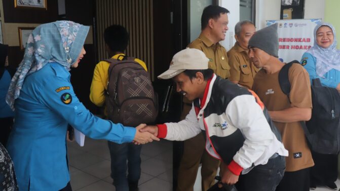 Tercatat 25 orang warga Kabupaten Cirebon menjadi korban pekerjaan fiktif dan berhasil dijemput pulang, Selasa (10/6/2025)./* (foto: Diskominfo) 