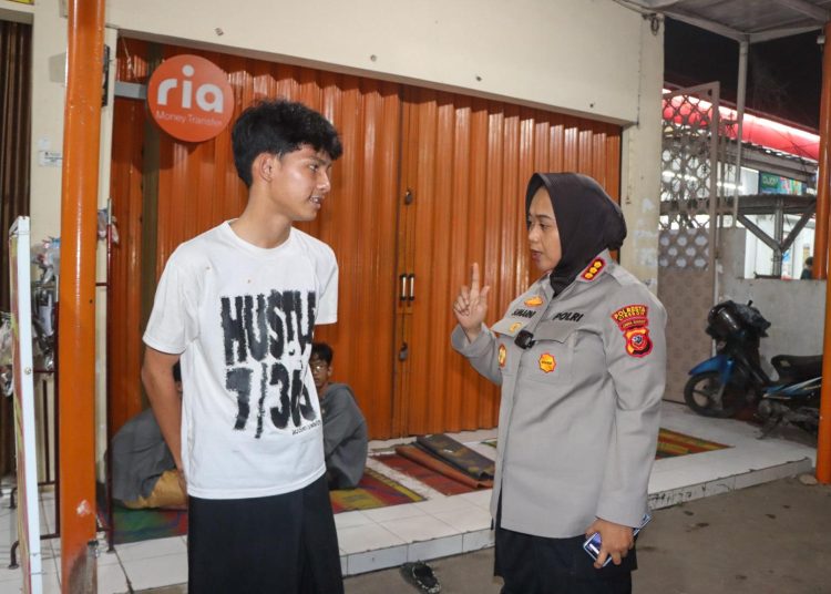 Kapolresta Cirebon, Kombes Sumarni saat memimpin patroli malam guna mengantisipasi para remaja dari pengaruh negatif, Selasa (10/6/2025)./* (foto: Humas Polresta Cirebon)