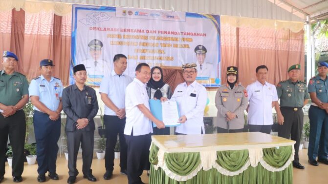 Pemkab Cirebon menegaskan SPMB SMP tahun 2025 tanpa pungutan dan titipan saat deklarasi bersama serta penandatanganan pakta integritas di SMPN 1 Suranenggala, Rabu (11/6/2025)./* (foto: Diskominfo) 