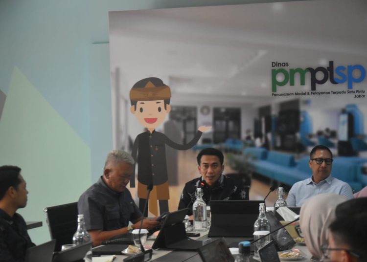 Dorong energi terbarukan, Pemkab Cirebon siap wujudkan pembangkit listrik tenaga bayu yang berkoordinasi dengan dinas perijinan Jawa Barat, Rabu (11/6/2025)./* (foto: Prokompim) 