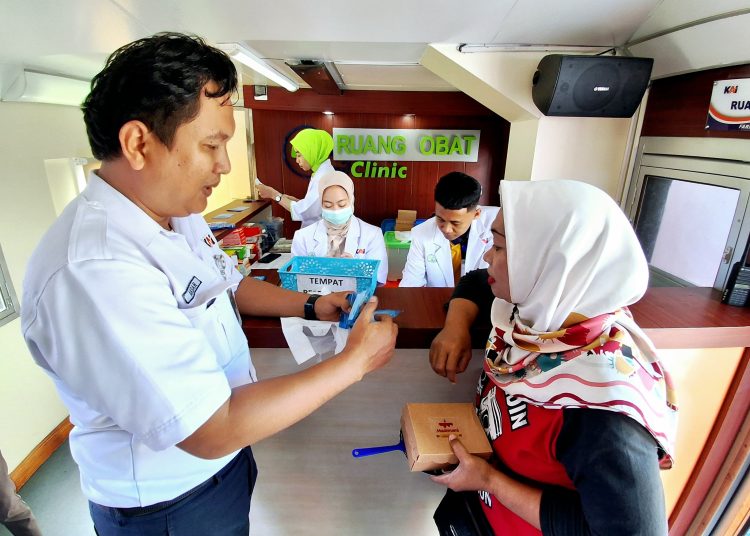 Komitmen KAI dalam realisasi program Tanggung Jawab Sosial dan Lingkungan (TJSL) melalui kereta kesehatan di Stasiun Arjawinangun, Kabupaten Cirebon, pada Rabu (25/6/2025)./* (foto: Humas Daop 3 Cirebon)