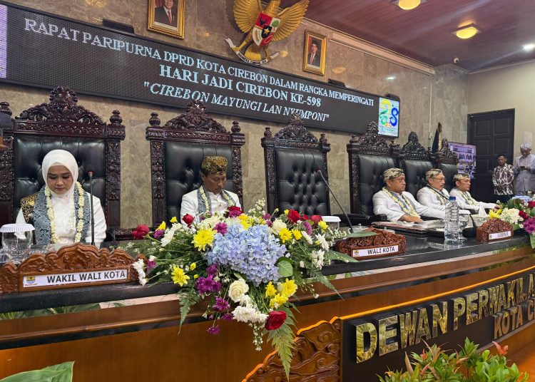 Sidang Paripurna Istimewa DPRD Kota Cirebon dalam rangka memperingati Hari Jadi Cirebon ke-598 di gedung dewan setempat, Sabtu (28/6/2025).*/ (foto: Prokompim Pemkot Cirebon)