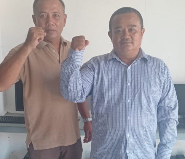 Ketua Umum LSM GERAM Cirebon, Kasudin (kiri) didampingi Sekretaris Toni./* (foto: ist) 