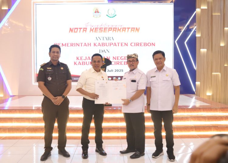 Pemkab Cirebon dan Kejari bersinergi awasi 412 desa guna membangun tata kelola dana yang bersih dan akuntabel dalam kegiatan MoU di gedung Setda, Rabu (2/7/2025)./* (foto: Prokompim)