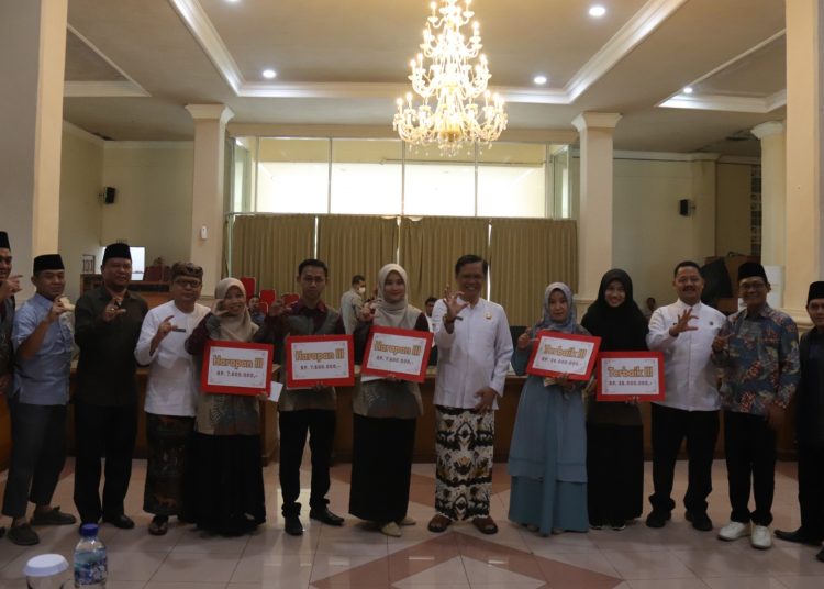 Pemkab Cirebon apresiasi kafilah MTQ dengan memberikan kadeudeuh puluhan juta untuk peraih prestasi, Kamis (4/7/2025)/* (foto: Prokompim) 