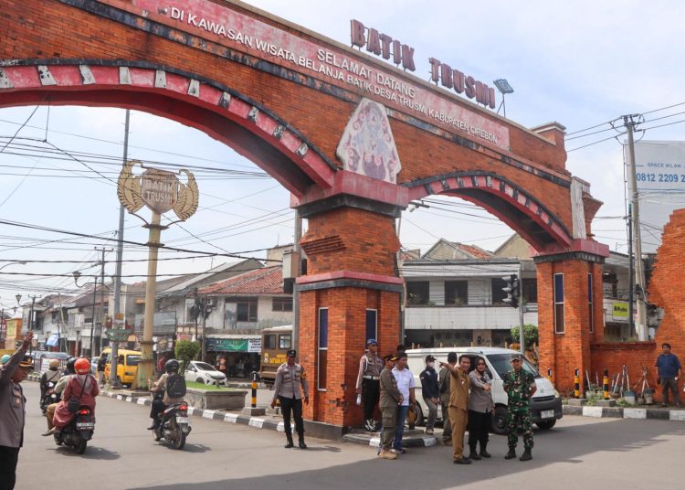 Pemkab Cirebon mengupayakan relokasi PKL di kawasan Trusmi dan menyediakan sedikitnya 100 lapak gratis di Pasar Pasalaran, Rabu (9/7/2025)./* (foto: Prokompim Pemkab Cirebon)