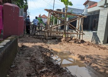 Jalan Poros Antar Desa Rusak Parah, Warga Blokir Akses dan Desak Perbaikan